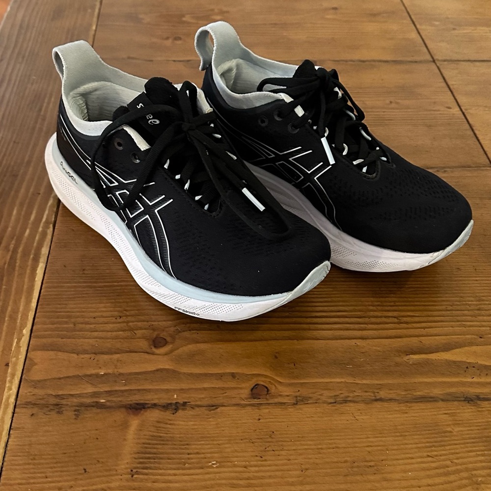 Asics Sneakers PureGel women’s size 6. Like new